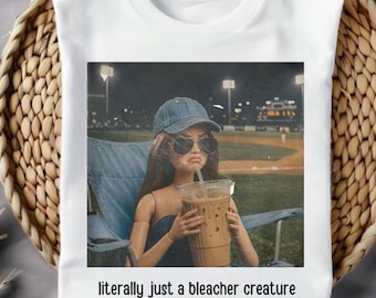 Barbie en campo de béisbol PNG para descarga digital, diseño de camiseta de mamá de pelota de sóftbol, cara de muñeca divertida, criatura de las gradas