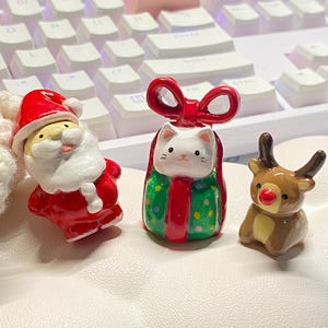 Lot de 3 mini-figurines de Noël : chat dans une boîte cadeau, renne et père Noël