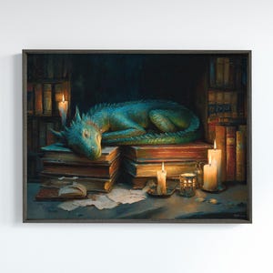 Può includere: Stampa incorniciata raffigurante un drago turchese addormentato su una pila di vecchi libri. Candele e una piccola lanterna illuminano la scena, con librerie sullo sfondo. Tema fantasy.