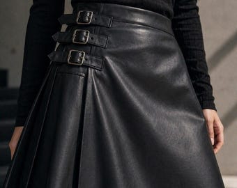 Zwarte geplooide kiltrok van kunstleer | Midi-rok met hoge taille en gesp