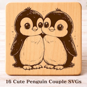 Op de afbeelding: Een houten vierkant met een illustratie van twee cartoonpinguïns. De pinguïns zijn zwart en wit, met grote ogen en staan dicht bij elkaar. De tekst "16 Cute Penguin Couple SVGs" staat onderaan.