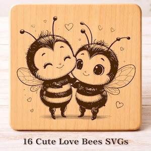 Könnte beinhalten: Ein quadratisches Holzstück zeigt eine niedliche Illustration von zwei sich umarmenden Cartoon-Bienen mit gestreiften Körpern und Flügeln. Kleine Herzformen umgeben die Bienen. Der Text "16 Cute Love Bees SVGs" befindet sich unten.