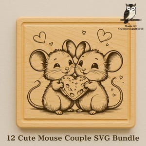 Puede incluir: Una tabla de cortar de madera con un diseño grabado con láser de dos ratones sonrientes sosteniendo un trozo de queso en forma de corazón. La tabla es cuadrada con esquinas redondeadas. El texto "12 Cute Mouse Couple SVG Bundle" está en la parte inferior.