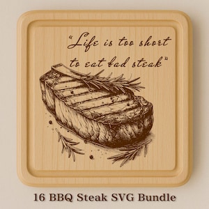 Puede incluir: Una tabla de cortar de madera clara con una ilustración grabada en marrón de un filete a la parrilla y ramitas de romero. El texto "Life is too short to eat bad steak" está encima del filete. Debajo, el texto "16 BBQ Steak SVG Bundle."