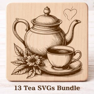 Puede incluir: Un posavasos de madera con un boceto detallado de una tetera, una taza de té, un platillo y un arreglo floral. Un vapor en forma de corazón se eleva de la tetera. El texto "13 Tea SVGs Bundle" está en la parte inferior.