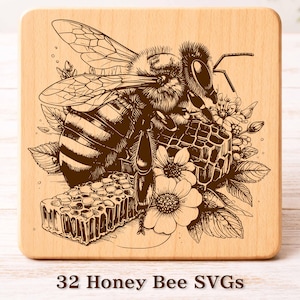 Puede incluir: Un cuadrado de madera presenta una ilustración detallada de una abeja, un panal y flores. La abeja es marrón y negra, con detalles intrincados. El texto "32 Honey Bee SVGs" está en la parte inferior.