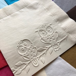 Servilletas de papel con relieve para bebidas, cócteles, pasteles y celebraciones con diseño de búhos.