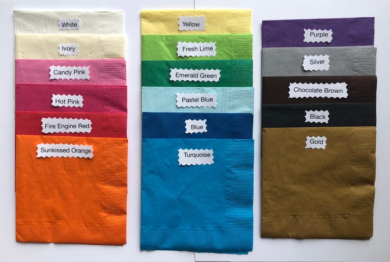 Pu&ograve; includere: Una collezione di tovaglioli di carta piegati in vari colori, tra cui bianco, avorio, rosa, rosso, arancione, giallo, verde, blu, turchese, viola, argento, marrone, nero e oro. Ogni colore &egrave; etichettato.