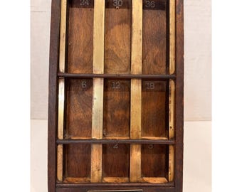 Bandeja de tipos de imprenta vintage con separadores de latón para espacios y cuadriláteros. Bandeja pequeña para tipos de imprenta.