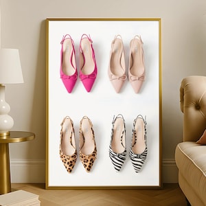 Könnte beinhalten: Gerahmte Präsentation von vier Paar Damen-Slingback-Flats. Die Schuhe sind in verschiedenen Farben und Mustern erhältlich, darunter Fuchsia, Nude, Leopardenmuster und Zebramuster. Jedes Paar hat eine Schleife.