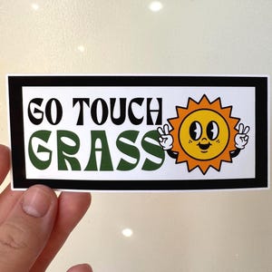 Go Touch Grass Retro Sonnen Aufkleber