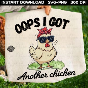Puede incluir: Gráfico beige con un pollo de dibujos animados con gafas de sol y una bandana roja. El texto "OOPS I GOT" está encima del pollo, y "Another chicken" está debajo. La imagen está etiquetada como "INSTANT DOWNLOAD SVG-PNG 300 DPI".