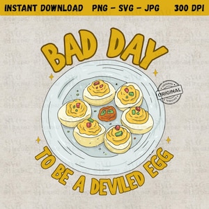 Op de afbeelding: Een digitale illustratie van gevulde eieren op een bord. De tekst "BAD DAY TO BE A DEVILED EGG" staat in een gele, cartoonachtige letter. De afbeelding bevat de woorden "INSTANT DOWNLOAD PNG - SVG - JPG 300 DPI" en een stempel met "ORIGINAL".