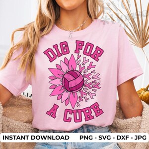 以下が含まれることがあります： ピンク色のTシャツ。バレーボールとヒマワリのデザインで、「DIG FOR A CURE」の文字が入っています。デザインにはピンクのリボン、バレーボール、ヒマワリの花びらが含まれています。デジタルダウンロードです。