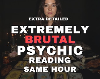 Peut inclure: Une personne est assise derrière une table sombre recouverte de cartes de tarot. Le texte sur l'image indique : EXTRA DETAILED EXTREMELY BRUTAL PSYCHIC READING SAME HOUR. La scène comprend une bougie allumée dans un verre et divers petits objets.