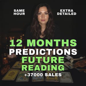 Peut inclure: Une personne aux longs cheveux bruns est assise derrière une table couverte de cartes de tarot. Le texte indique : SAME HOUR, EXTRA DETAILED, 12 MONTHS PREDICTIONS FUTURE READING et +37000 SALES. La scène est sombre avec une lumière chaude.