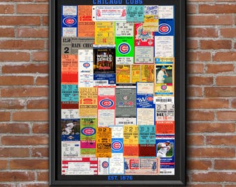 Może przedstawiać: Oprawiony kolaż zabytkowych biletów na mecze baseballowe Chicago Cubs w różnych kolorach i rozmiarach. Na górze znajduje się niebieski napis CHICAGO CUBS, a na dole EST. 1876. Bilety zawierają daty, numery miejsc oraz logotypy drużyny.