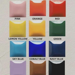K&ouml;nnte beinhalten: Eine Farbpalette von Terraflow US Clay Lab mit 12 leuchtenden Farben. Die Farben umfassen Rosa, Orange, Rot, Zitronengelb, Gelb, Gr&uuml;n, Himmelblau, Kobaltblau, Marineblau, Lavendel, Braun und Schwarz. Der Text "Color - Palette" ist oben.
