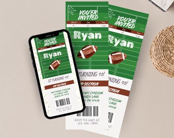 Puede incluir: Un teléfono inteligente muestra una invitación digital junto a dos invitaciones impresas. Las invitaciones son verdes y marrones con un tema de fútbol americano. El texto dice "You'er Invited" y "Ryan". Las invitaciones son para un décimo cumpleaños.