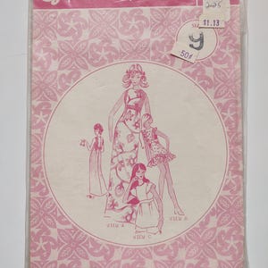 Puede incluir: Un paquete de patrones de costura vintage de Patterns Pacifica. El paquete presenta un diseño floral rosa y blanco con ilustraciones de vestidos de mujer. El paquete está sellado en plástico transparente e incluye una etiqueta de precio.