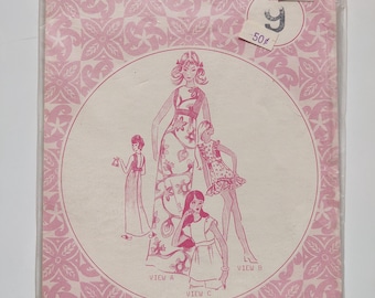 Pode incluir: Um pacote de padrões de costura vintage Patterns Pacifica. O pacote apresenta um design floral rosa e branco com ilustrações de vestidos femininos. O pacote é selado em plástico transparente e inclui uma etiqueta de preço.
