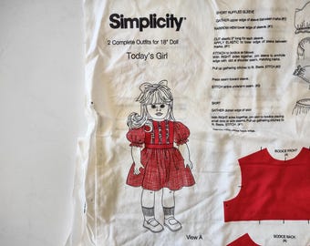 Pannello creativo Simplicity da tagliare e cucire, 2 abiti moderni per bambola da 45 cm