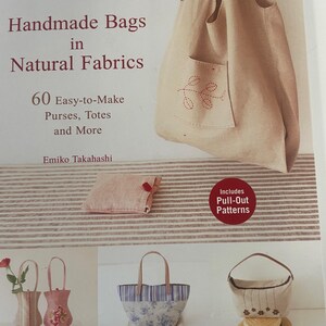 Könnte beinhalten: Das Cover des Buches "Handmade Bags in Natural Fabrics" mit verschiedenen handgefertigten Taschen. Dazu gehören eine beigefarbene Tragetasche mit Tasche, ein gestreifter Beutel und mehrere kleine Tragetaschen mit Blumen- und Streifendesigns.