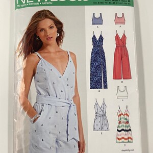 Peut inclure: Un patron de couture New Look avec une femme en combinaison rayée bleue et blanche avec des motifs d'ancre. Le paquet comprend des illustrations de différents modèles de vêtements, dont des combinaisons et une robe à chevrons. Taille U.S. 6-18 / Euro. 32-44.