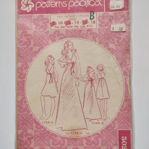 Puede incluir: Un paquete de patrones de costura Patterns Pacifica rosa y blanco vintage. El paquete presenta ilustraciones de vestidos de mujer e incluye tallas 8-18. El texto en el paquete dice "You can make any one size."