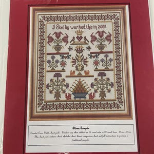 Peut inclure: Un kit de point de croix compté de Historical Sampler Company Limited. Le diagramme présente un motif de sampler floral avec le texte "I Stellig worked this in 2005". La taille finie est de 34 cm x 34 cm lorsqu'il est brodé sur de l'aida 16 points ou du lin 32 points.