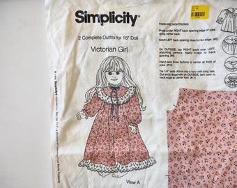 Kit di cucito Simplicity con 2 abiti vittoriani per bambola da 45 cm (18")