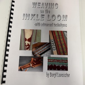 Puede incluir: Un libro de instrucciones con encuadernación en espiral titulado Weaving on the Inkle Loom with advanced techniques de Daryl Lancaster. La portada blanca presenta cinco fotografías en color que muestran varias cintas tejidas, patrones textiles y un telar de madera.