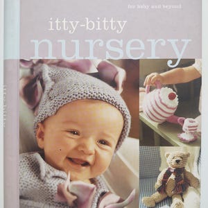 Op de afbeelding: De boekomslag van "itty-bitty nursery" toont een lachende baby met een gebreide muts en trui. Andere afbeeldingen tonen gebreid speelgoed zoals een teddybeer en een theeservies. De tekst luidt "sweet, adorable knits for baby and beyond".
