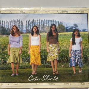 Puede incluir: Imagen de cuatro personas que llevan faldas de diferentes colores y estampados, de pie en un campo. Las faldas incluyen diseños florales, lisos y estampados. El texto "Cute Skirts" es visible.