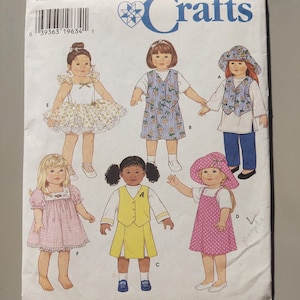 Może przedstawiać: Wzór krawiecki Simplicity Crafts z ilustracjami projektów ubrań dla lalek. Wzór zawiera różne stroje, takie jak sukienki, spódnice i kamizelki, z różnymi stylami i detalami. Wzór jest oznaczony jako "7444" i "ONE SIZE".
