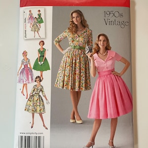 Peut inclure: Une pochette de patron de couture Simplicity 1459 U5 pour des robes de style vintage des années 1950. La couverture présente des illustrations et des photos de robes à col, corsages ajustés et jupes évasées en tissus fleuris et rose uni.
