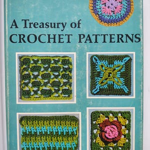 Puede incluir: Un letrero de madera rústica con la frase "Welcome to our home" en letras blancas. El letrero presenta un acabado envejecido y un diseño sencillo y acogedor.