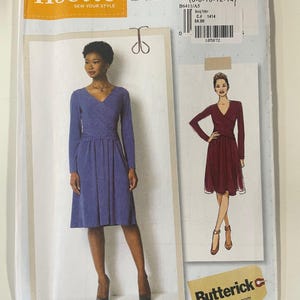 Könnte beinhalten: Ein Schnittmusterpaket mit einem blauen Kleid-Design. Das Paket enthält Illustrationen des Kleides, das "lisette"-Logo und das "Butterick"-Logo. Die Schnittmusternummer ist B6411, und die Größen sind A5 (6-8-10-12-14).