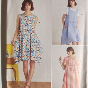 Può includere: Modello di cucito Simplicity R11538 con tre modelli di abiti. Taglie XS-XL incluse. L'immagine principale mostra una donna con un abito senza maniche con un motivo a foglie colorate. Facile da cucire.