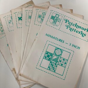 Könnte beinhalten: Ein Stapel Vintage-Patchwork-Musterhefte. Die Umschläge sind cremefarben mit grünem Text und Illustrationen. Der Titel "Patchwork Patterns" ist prominent dargestellt. Die Hefte sind mit "Miniaturen - 7.6 cm" beschriftet.