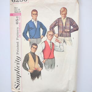 Può includere: Modello stampato Simplicity vintage, numero 6256, con illustrazioni di moda maschile. Il modello include disegni per vari top, tra cui un cardigan blu, una camicia a quadri e gilet. Il modello è contrassegnato "Men Size 38, Waist 34".