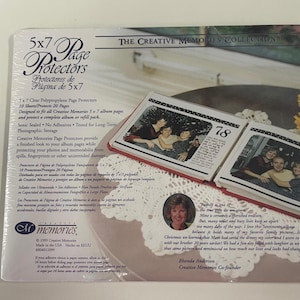 Könnte beinhalten: Eine Packung 5x7 Seitenschutzhüllen von Creative Memories. Die transparenten Polypropylen-Schutzhüllen sind für 5x7 Albumseiten geeignet. Die Packung enthält 10 Blätter, die 20 Seiten schützen. Es gibt auch ein Fotoalbum.
