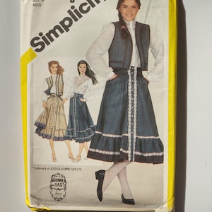 Könnte beinhalten: Vintage Simplicity Schnittmuster, Größe 6 Miss. Das Muster zeigt ein Jeansrock- und Westenset mit weißer Spitzentrimmung. Das Cover hat einen gelben Rand und das Simplicity-Logo.