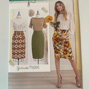 Peut inclure: Une pochette de patron de couture Simplicity 8652 U5 pour les tailles 42-50. La couverture présente trois modèles de jupes : une jupe à motifs marron, une jupe vert olive unie et une jupe à fleurs avec des roses jaunes et orange, avec des hauts.