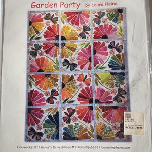 Peut inclure: Un patron de quilt intitulé "Garden Party" par Laura Heine. Le motif présente une grille d'appliqués floraux et de papillons colorés dans des tons de rouge, orange, jaune, rose et bleu. Le patron comprend l'adresse de Fiberworks et une étiquette de prix.