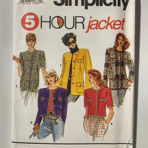 Op de afbeelding: Een vintage Simplicity naaipatroon voor een 5-uurs jas. Het patroon bevat illustraties van verschillende jasstijlen in verschillende kleuren en patronen. Het patroonnummer is 7964 en de maat is KK (8-14).