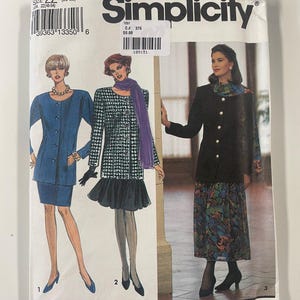 Könnte beinhalten: Simplicity Schnittmuster mit Illustrationen von Damenanzügen. Das Schnittmusterpaket zeigt drei verschiedene Anzugdesigns, darunter einen blauen Anzug, eine Hahnentrittjacke mit schwarzem Rock und eine schwarze Jacke mit geblümtem Rock. Das Paket ist weiß.
