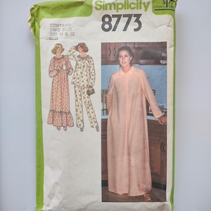 Könnte beinhalten: Simplicity-Schnittmuster 8773. Die Verpackung zeigt Illustrationen von Nachtwäsche-Designs, darunter ein Nachthemd mit langen Ärmeln und ein Pyjama-Set. Das Hauptbild zeigt eine Frau in einem langen, pfirsichfarbenen Bademantel. Das Paket enthält zwei Größen: 10 und 12.