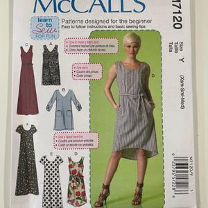 Op de afbeelding: McCall's naaipatroon M7120 voor beginnende kledingmakers. Het patroon bevat verschillende jurkstijlen, waaronder een gestreepte jurk met een riem. Instructies zijn inbegrepen voor het maken van een stoffen riem, het naaien van coupenaden en een gevoerde halslijn. Maat Y (Xsm-Sml-Med).