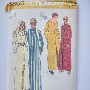 Puede incluir: Patrón Simplicity 5060 con ilustraciones de batas y abrigos largos. El patrón incluye un abrigo con capucha, una bata a rayas, un abrigo amarillo liso y una bata con estampado floral. La talla del patrón es 18, busto 40, y Miss.